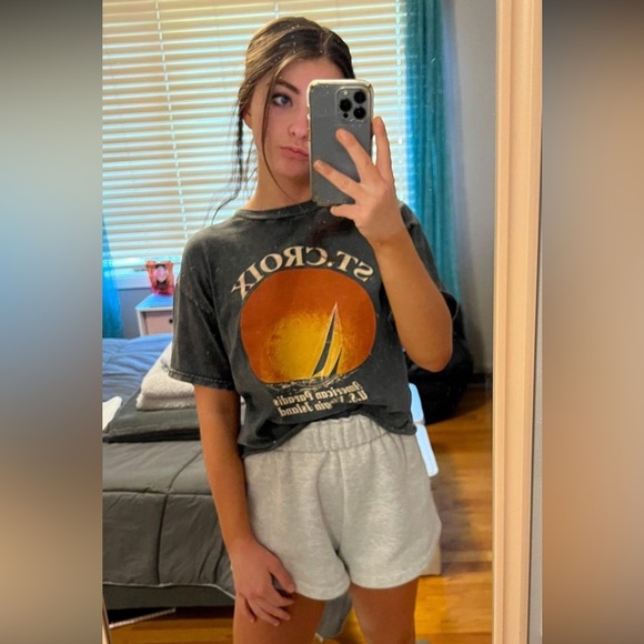 Brandy Melville T-Shirt - Picture 1 of 4